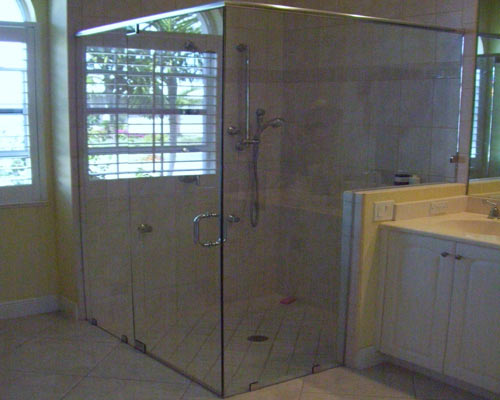 Paradise Glass and Mirror offers Frameless Showers in Naples, FL